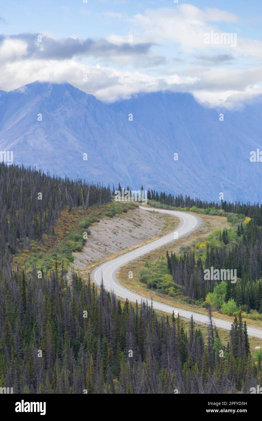 Landschaftlich reizvolle Straße in der kanadischen Nature Mountain Landschaft während der Herbstsaison Stockfoto