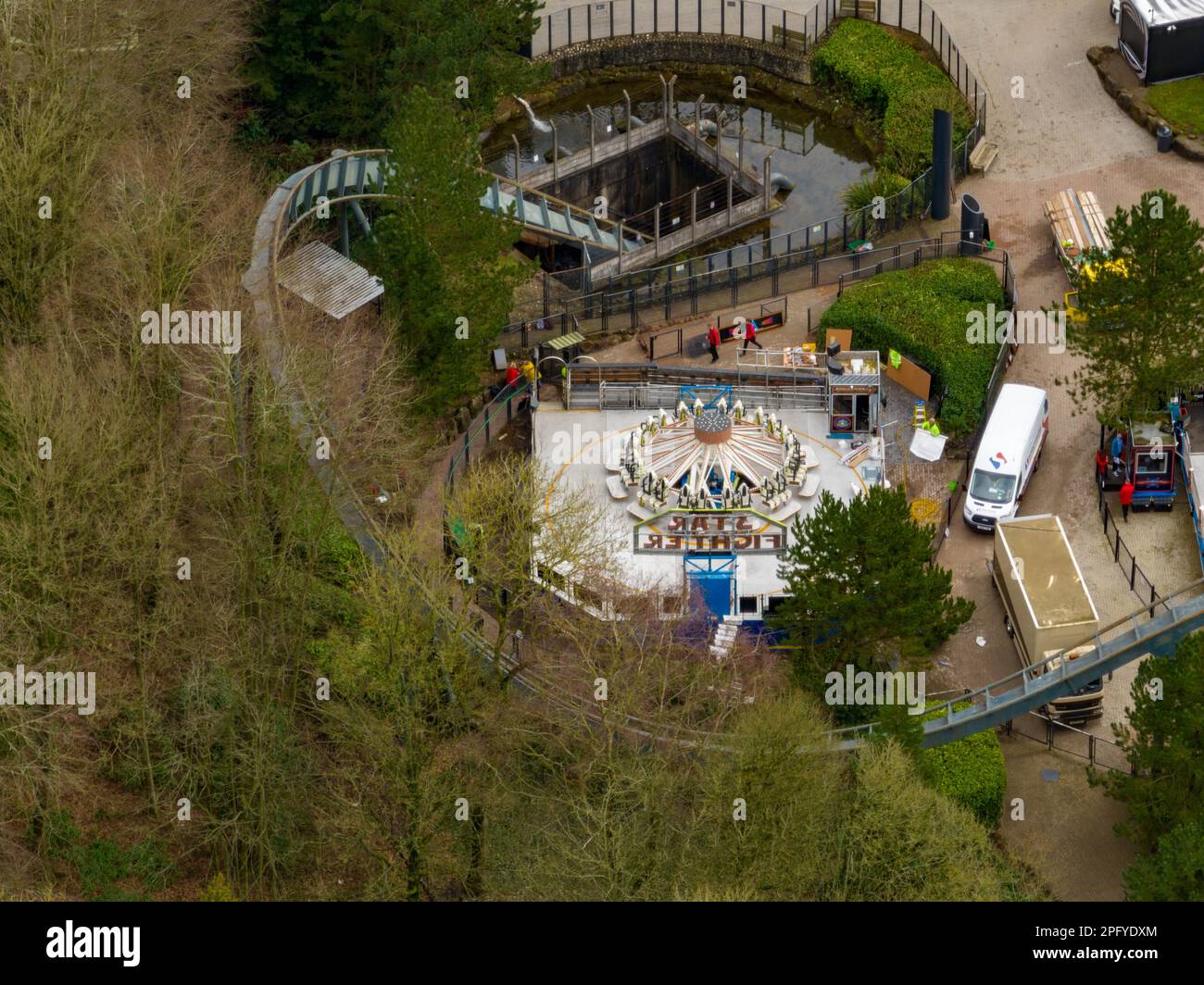 Fotos von Achterbahnen, die vor der Saison getestet wurden Luftdrohne vom Himmel in Alton Towers Stockfoto