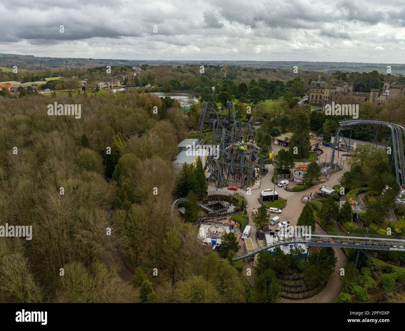 Fotos von Achterbahnen, die vor der Saison getestet wurden Luftdrohne vom Himmel in Alton Towers Stockfoto
