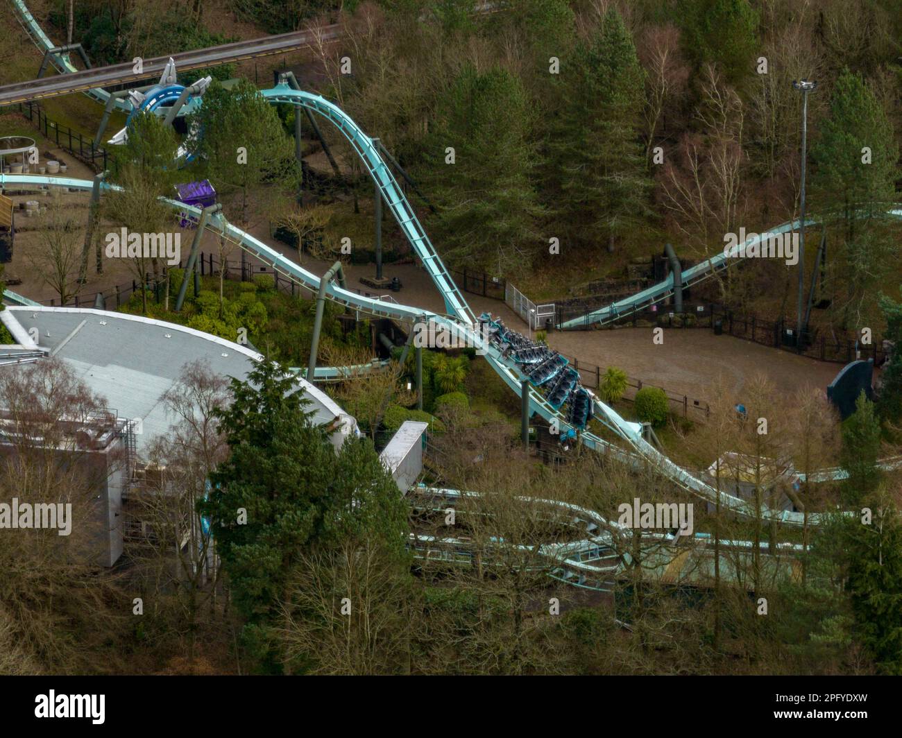 Fotos von Achterbahnen, die vor der Saison getestet wurden Luftdrohne vom Himmel in Alton Towers Stockfoto
