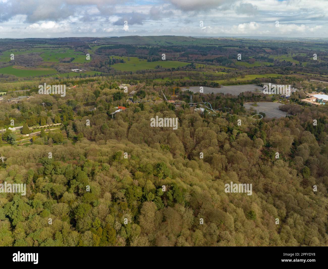 Fotos von Achterbahnen, die vor der Saison getestet wurden Luftdrohne vom Himmel in Alton Towers Stockfoto