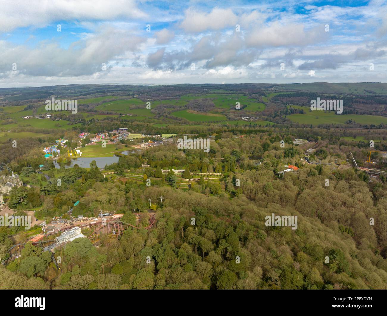 Fotos von Achterbahnen, die vor der Saison getestet wurden Luftdrohne vom Himmel in Alton Towers Stockfoto