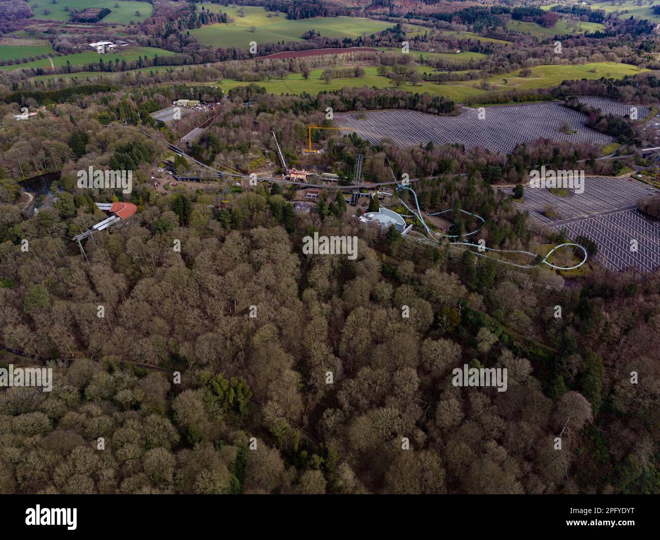 Fotos von Achterbahnen, die vor der Saison getestet wurden Luftdrohne vom Himmel in Alton Towers Stockfoto