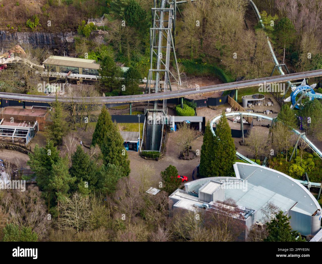 Fotos von Achterbahnen, die vor der Saison getestet wurden Luftdrohne vom Himmel in Alton Towers Stockfoto