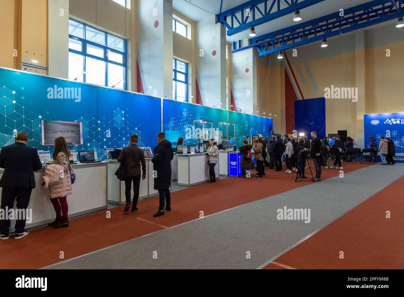 Grodno, Belarus - 16. März 2023: Die Menschen lernen die Ausstellung der Ausstellung über wissenschaftliche und technische Leistungen der Weißrussland Intelle kennen Stockfoto