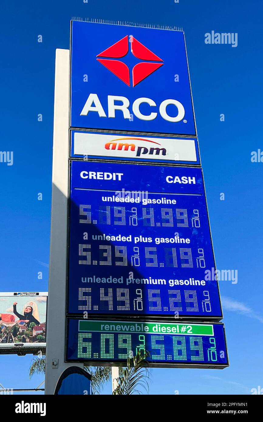Die Benzinpreise werden an einer Arco-Station auf der N. Highland Avenue in Hollywood, Kalifornien, am 9. März 2023 angezeigt. Laut AAA lag der Durchschnittspreis pro Gallone Benzin in Kalifornien am 19. März 2023 bei $4,853 EUR bzw. mehr als $1,25 EUR über dem nationalen Durchschnitt. (Foto: Samuel Rigelhaupt/Sipa USA) Stockfoto