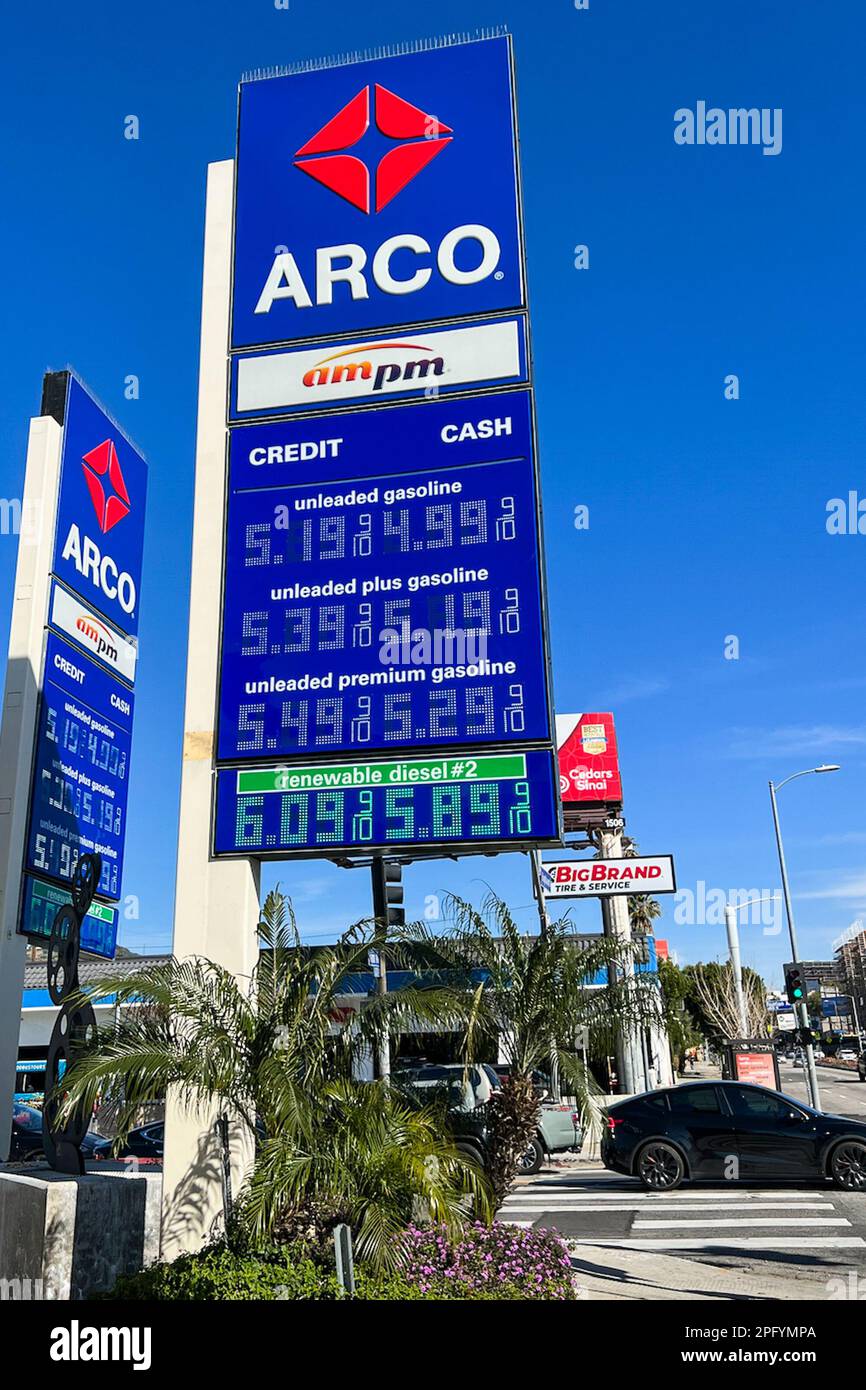 Die Benzinpreise werden an einer Arco-Station auf der N. Highland Avenue in Hollywood, Kalifornien, am 9. März 2023 angezeigt. Laut AAA lag der Durchschnittspreis pro Gallone Benzin in Kalifornien am 19. März 2023 bei $4,853 EUR bzw. mehr als $1,25 EUR über dem nationalen Durchschnitt. (Foto: Samuel Rigelhaupt/Sipa USA) Stockfoto