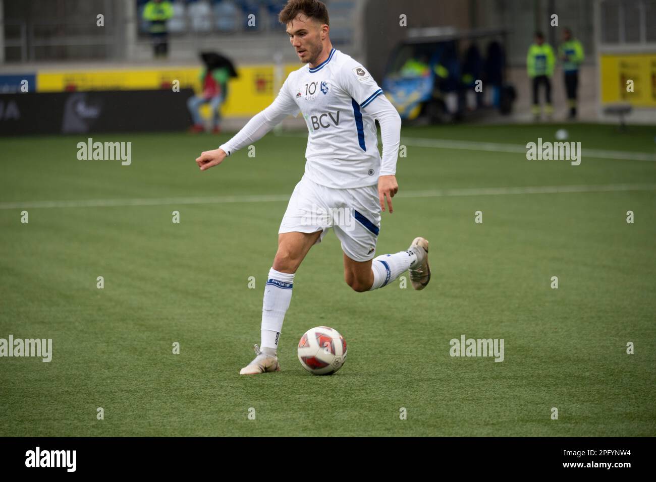 Lausanne, Schweiz. 03. September 2023. Dominik Schwizer vom FC Lausanne-Sport (77) ist während des 26. Tages der Dieci Challenge League 2022-2023 in Aktion. Die Dieci Challenge League 2022-20223 fand im Tuiliere-Stadion in Lausanne zwischen dem FC Lausanne-Sport und dem FC Thun statt. Fc Thun Gewinnt 3-1. (Foto: Eric Dubost/Sipa USA) Guthaben: SIPA USA/Alamy Live News Stockfoto