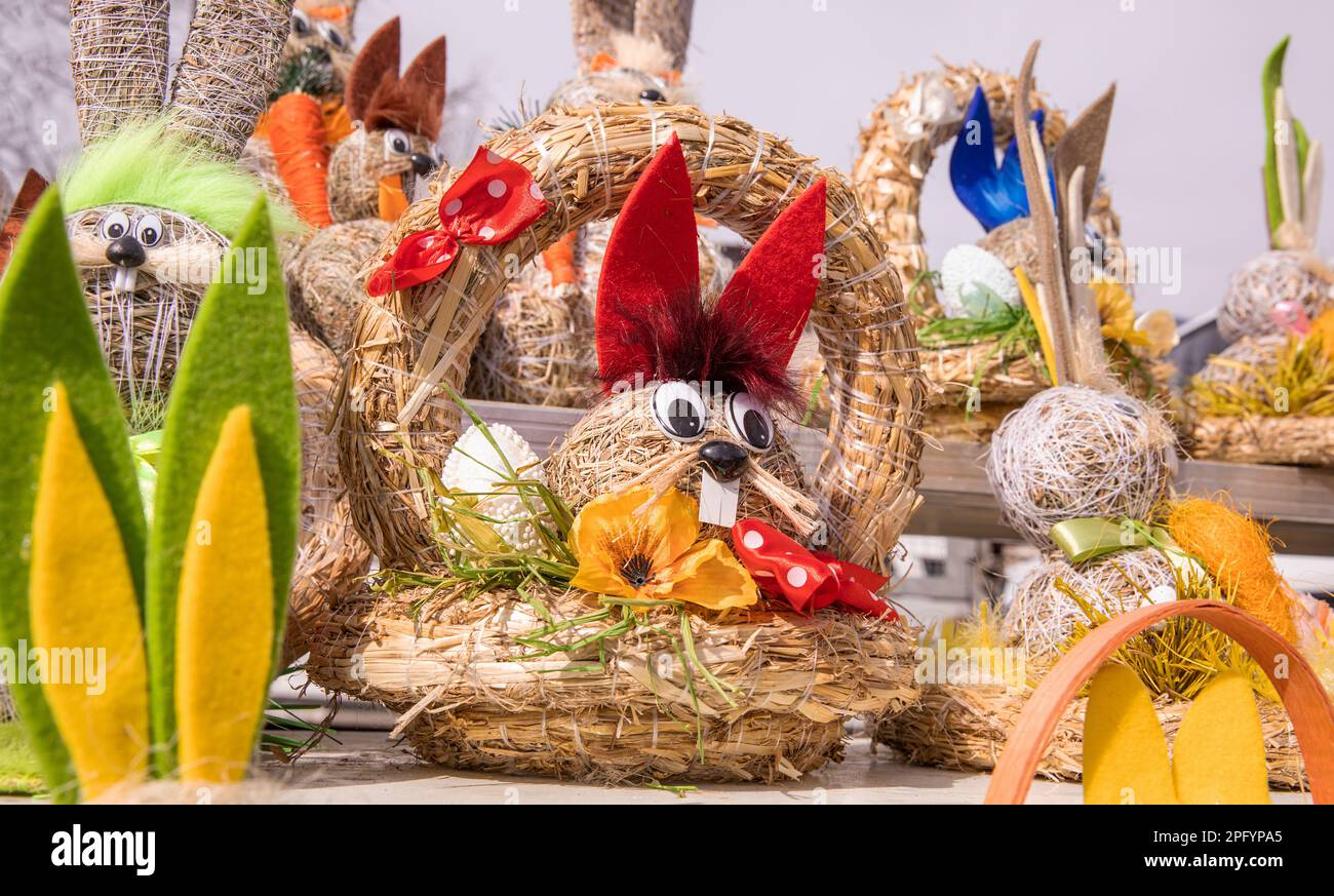 Ostern dekorativer Strohhasen, Ostermarkt, freier Tag, sonniges Wetter Stockfoto