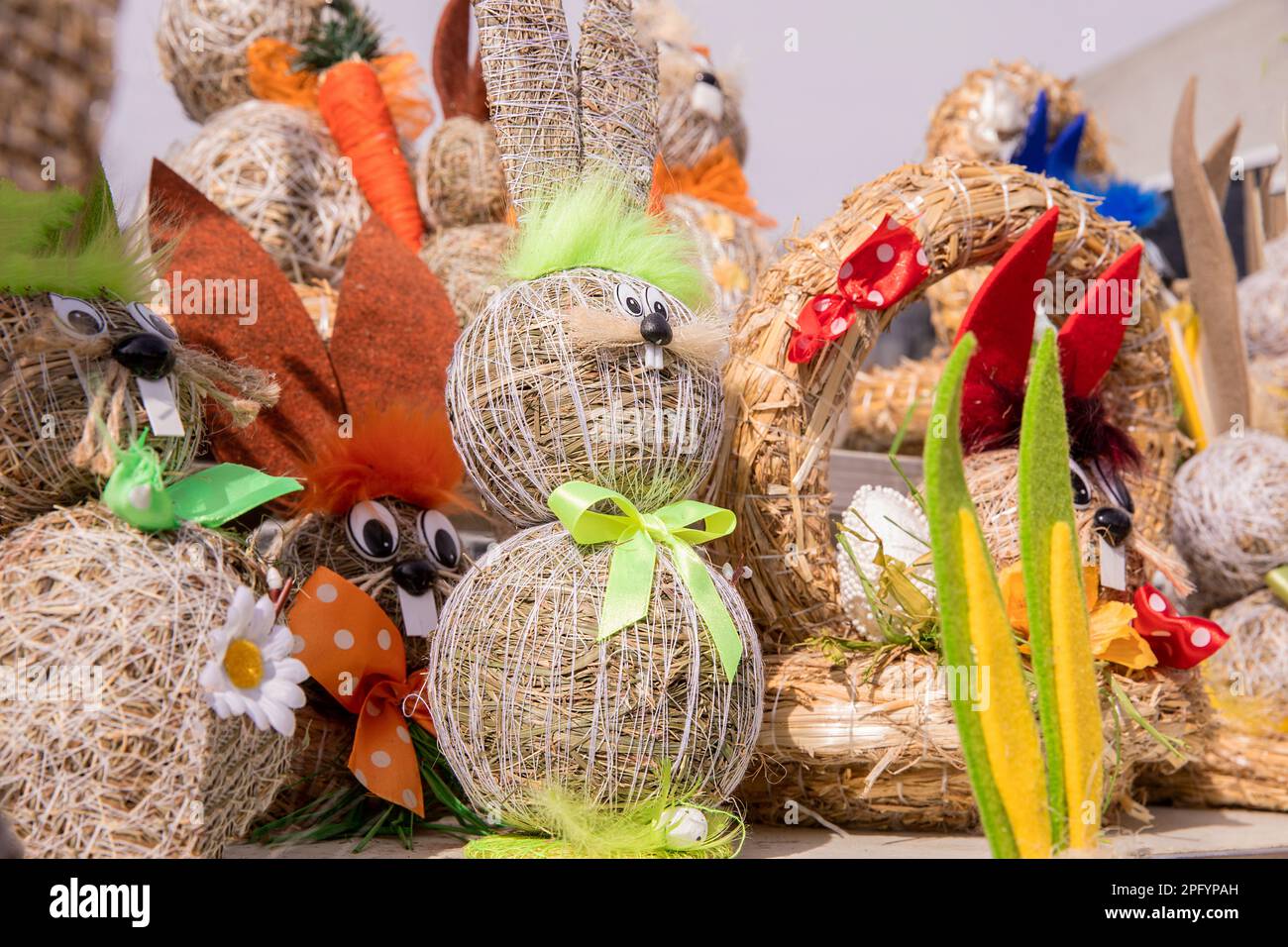 Ostern dekorativer Strohhasen, Ostermarkt, freier Tag, sonniges Wetter Stockfoto