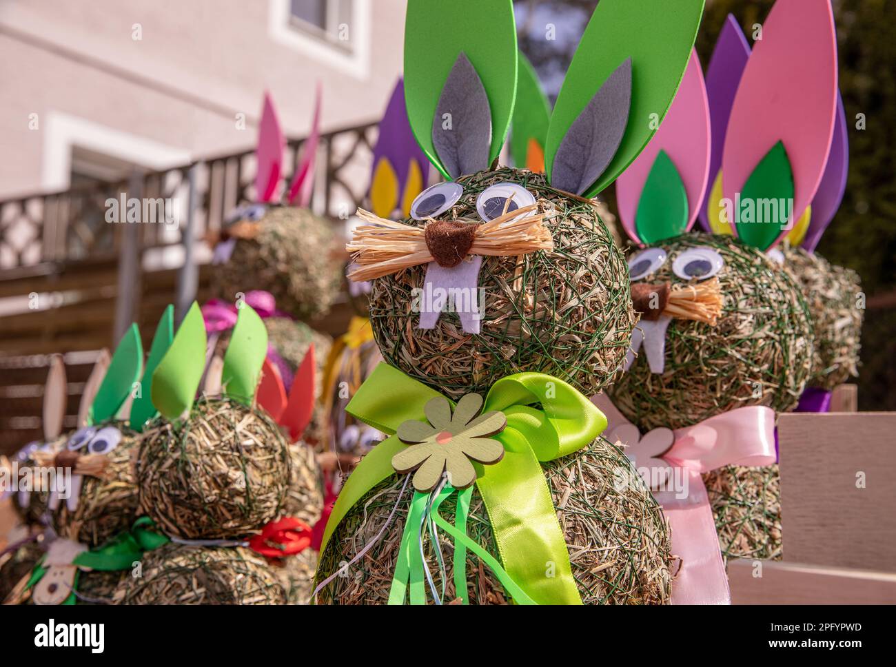 Ostern dekorativer Strohhasen, Ostermarkt, freier Tag, sonniges Wetter Stockfoto