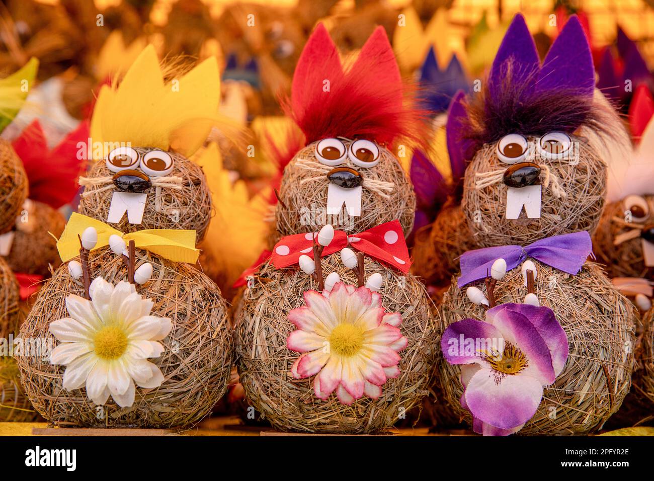 Ostern dekorativer Strohhasen, Ostermarkt, freier Tag, sonniges Wetter Stockfoto