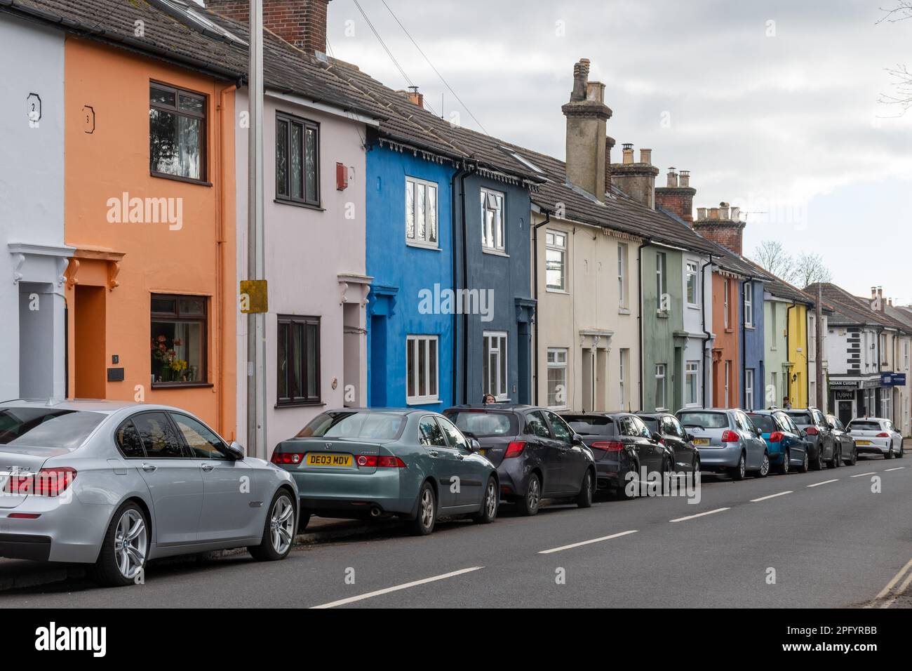 Farbenfrohe Terrassenhäuser auf der Victoria Road in Netley, Hampshire, England, Großbritannien Stockfoto