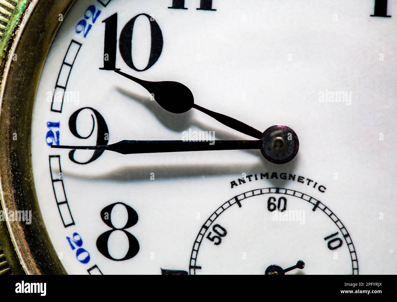 Halten Sie die Zeit mit einer alten Taschenuhr, die ein 24-Stunden-Uhrendesign zeigt Stockfoto