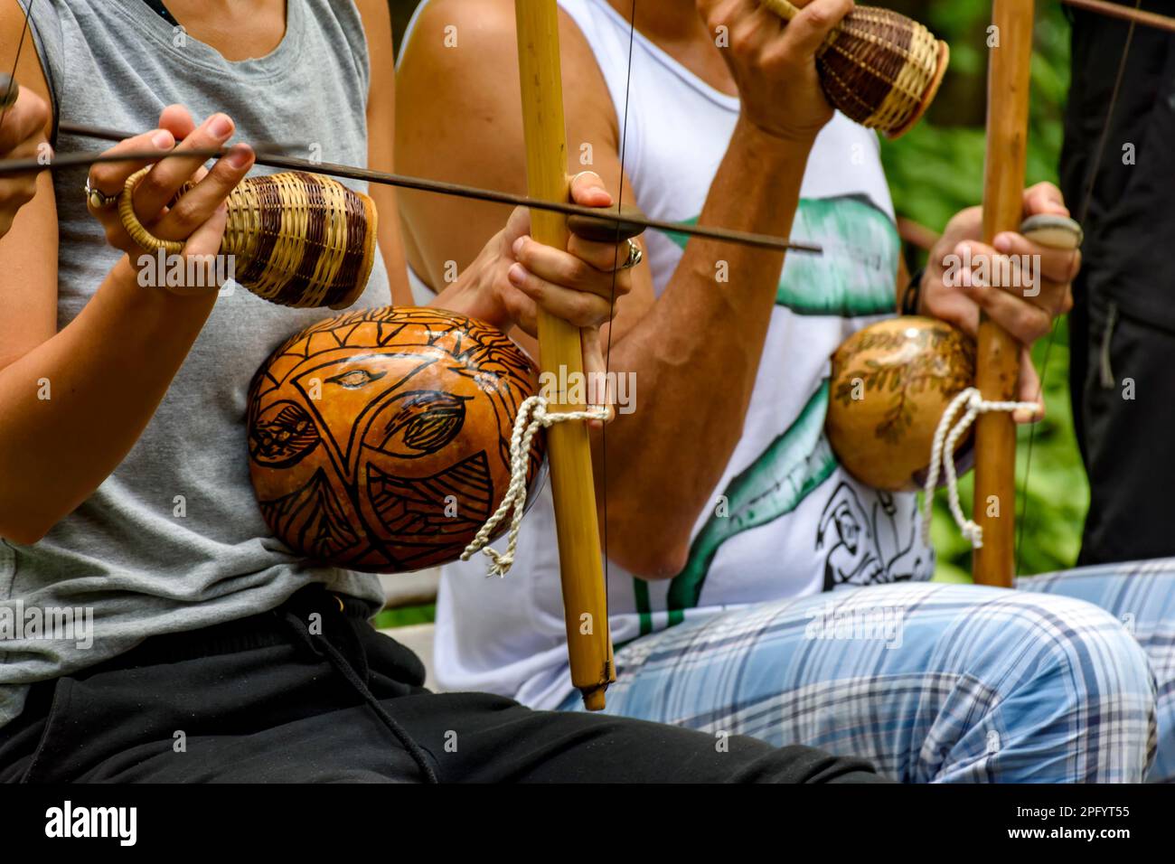 Afro-brasilianische Schlaginstrumente während einer Capoeira-Vorstellung in den Straßen Brasiliens Stockfoto