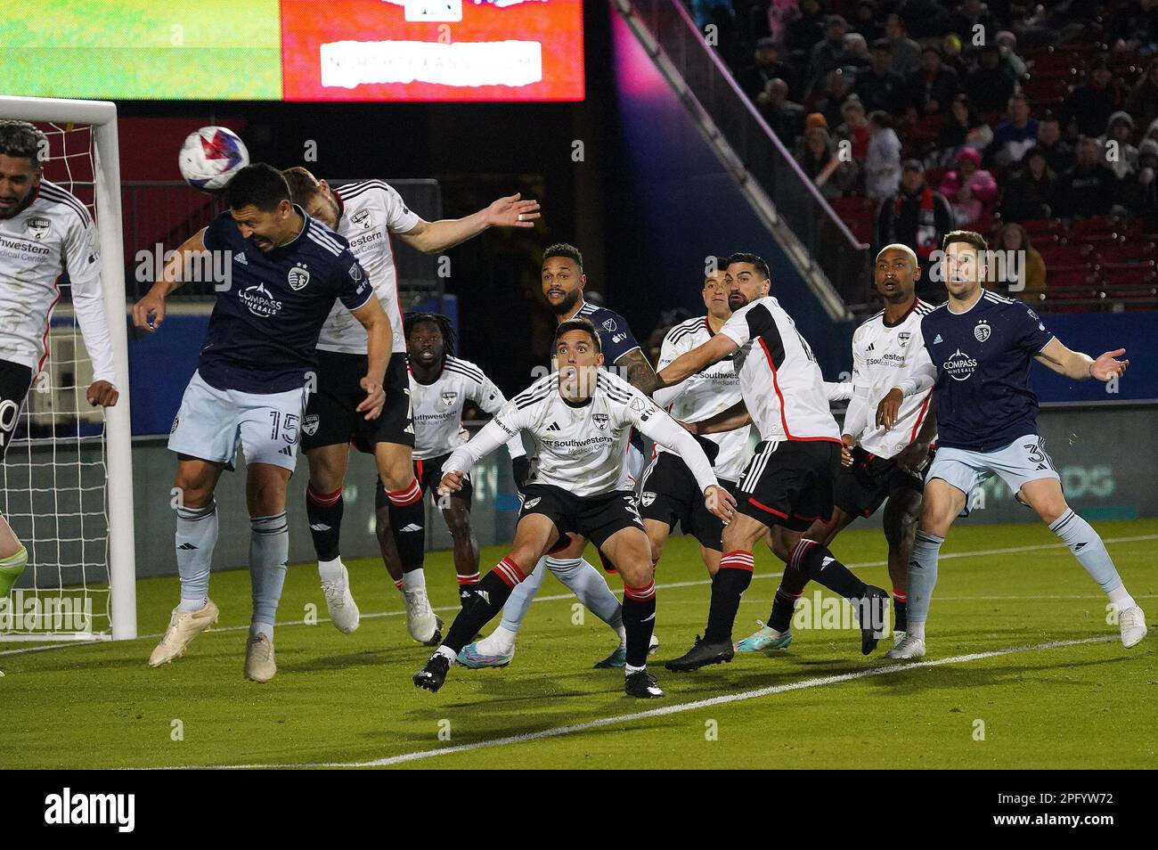 Frisco, Usa. 18. März 2023. 18. März 2023, Frisco, USA: Der sportliche KC-Mittelfeldspieler Roger Espinoza und der FC Dallas Forward Paul Arriola treten am 18. März 2023 im Toyota Stadium in Frisco, Texas, um den Eckstoß in der zweiten Halbzeit des MLS-Spiels zwischen dem FC Dallas und dem Sporting KC an. (Foto von Javier Vicencio/Kredit: Eyepix Group/Alamy Live News Stockfoto