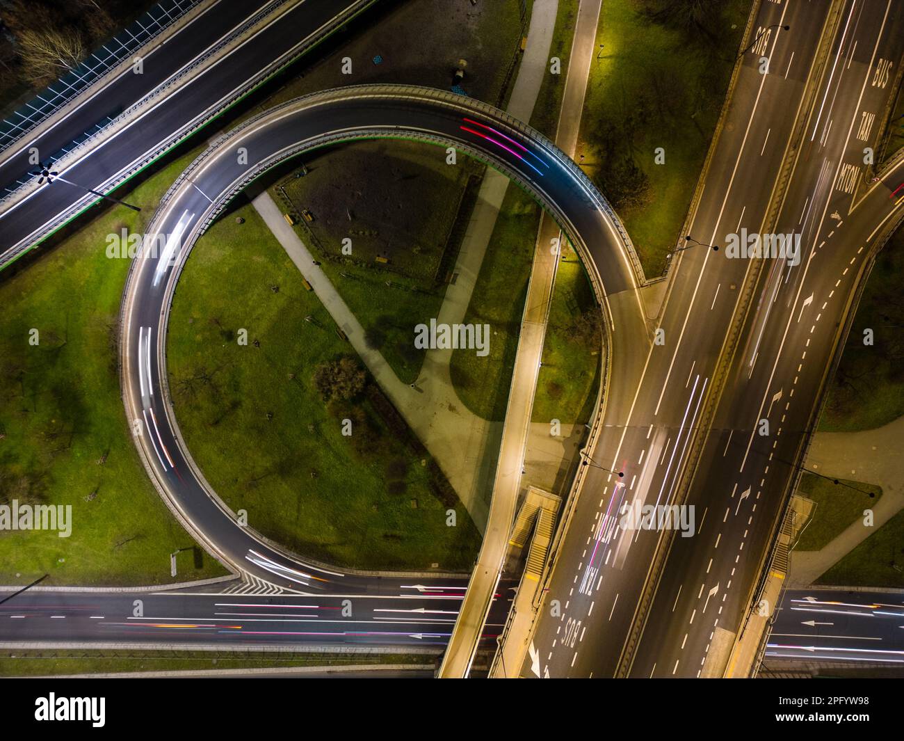 Luftaufnahme der großen Straßenkreuzung, Nachtlandschaft. Stockfoto