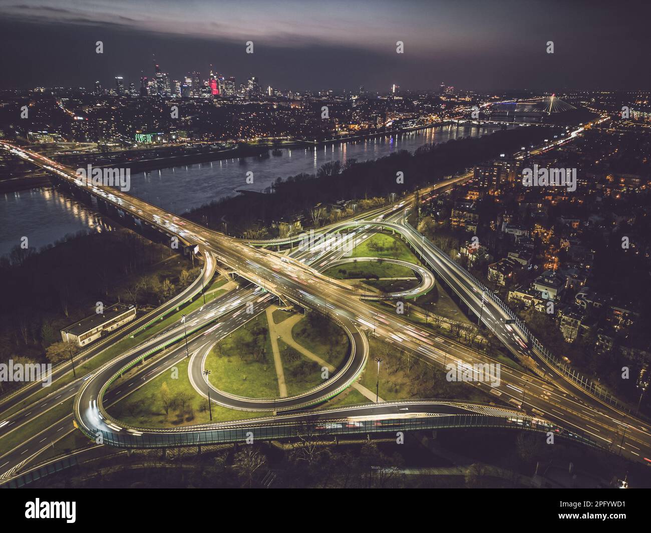 Luftaufnahme der Lazienkowski-Brücke, große Straßenkreuzung und entferntes Warschauer Stadtzentrum, Polen Stockfoto