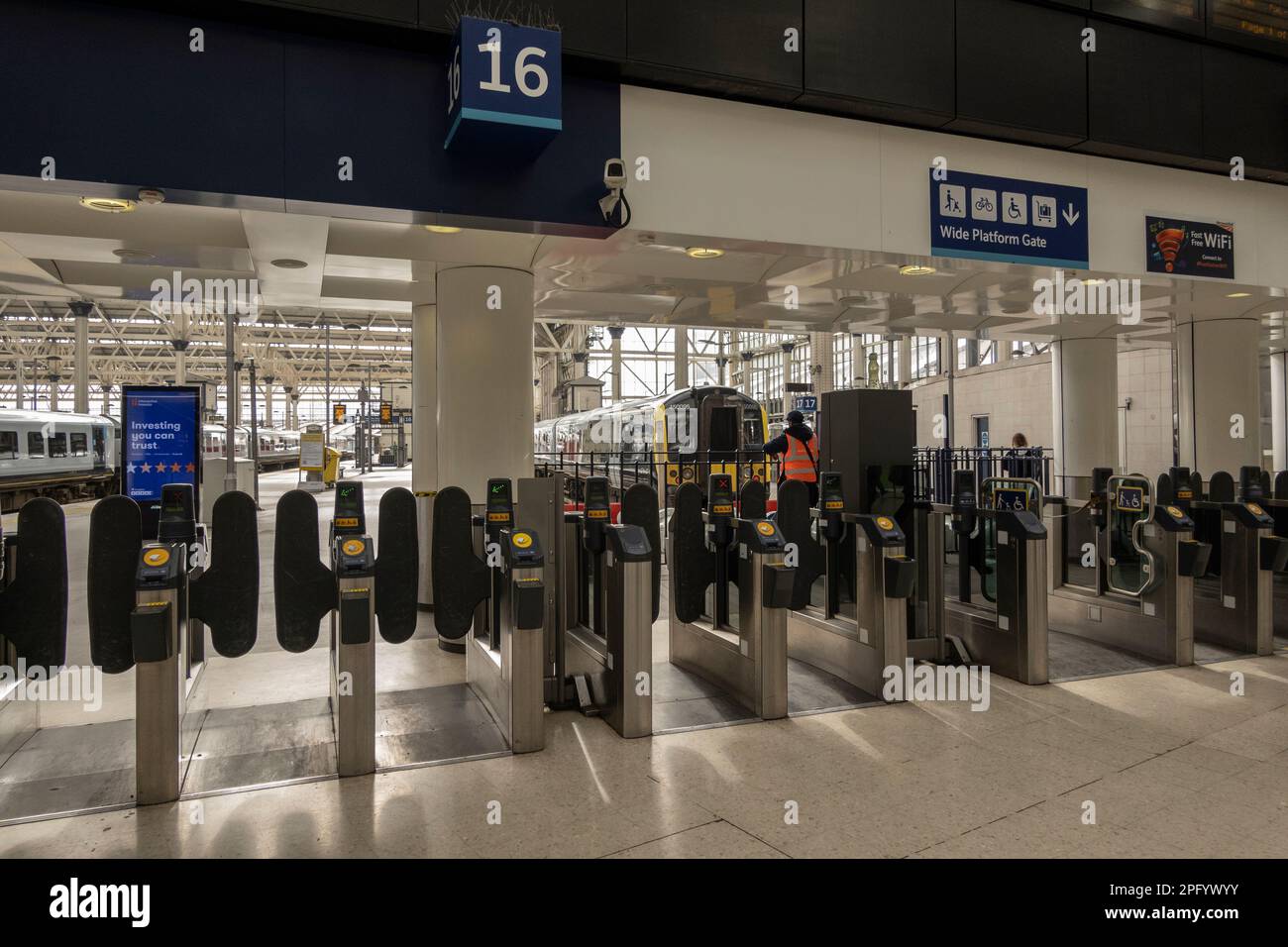 London, Waterloo. 2023. Bahnhofsplattform, Zug und ein- und Ausgänge für Fahrgäste. Stockfoto