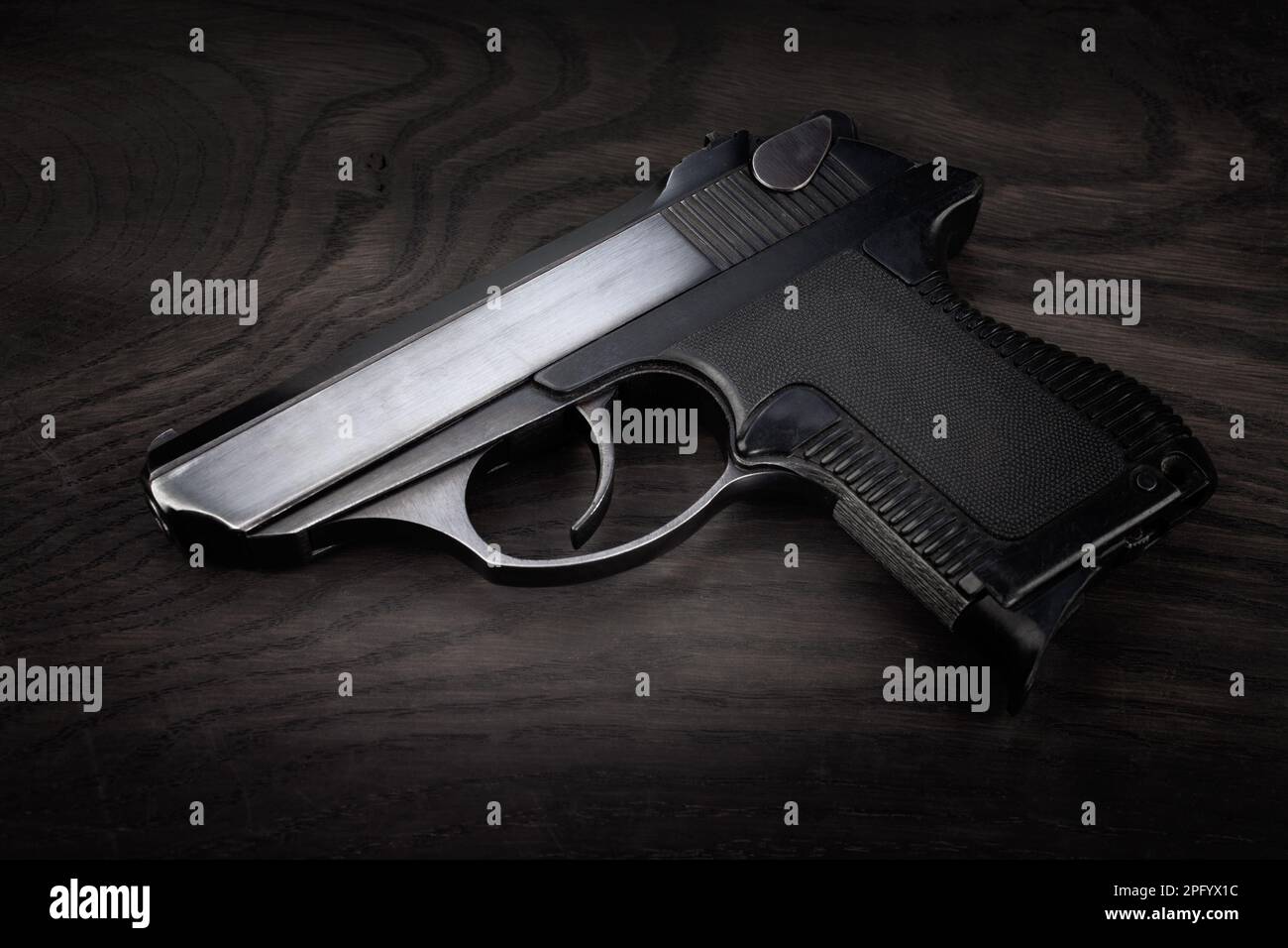 Kleine Handfeuerwaffe auf dem Holztisch Stockfoto