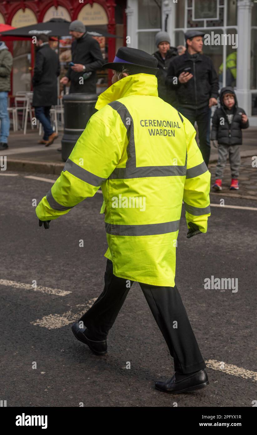 Windsor, Berkshire, England, Großbritannien. 2023. Ein Aufseher im Dienst während des Wachwechsels in Windsor, Vereinigtes Königreich. Stockfoto