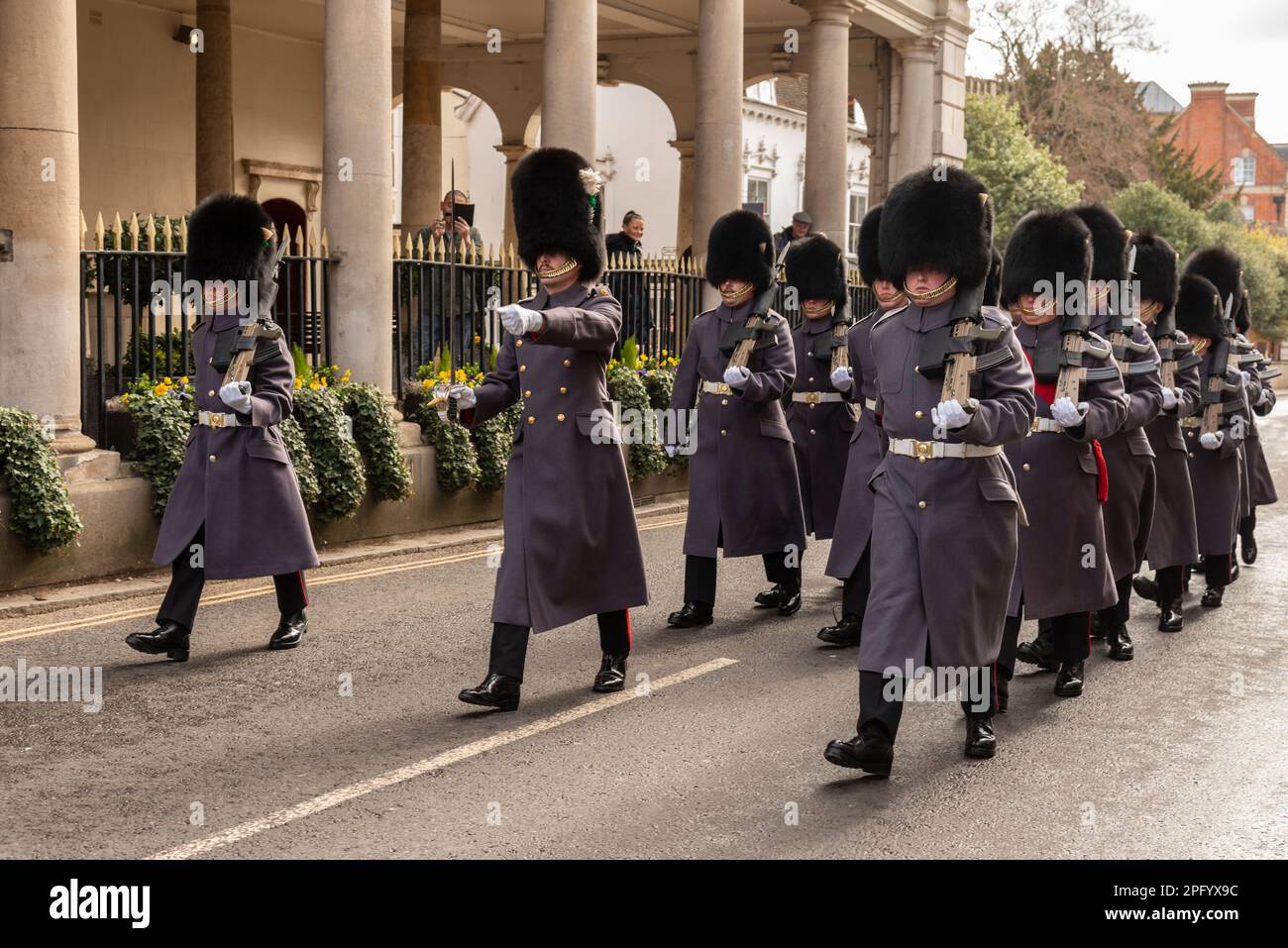 Windsor, Berkshire, England, Großbritannien. 2023. Soldaten des 1. Bataillons der Walisischen Garde marschieren am Guildhall vorbei Stockfoto