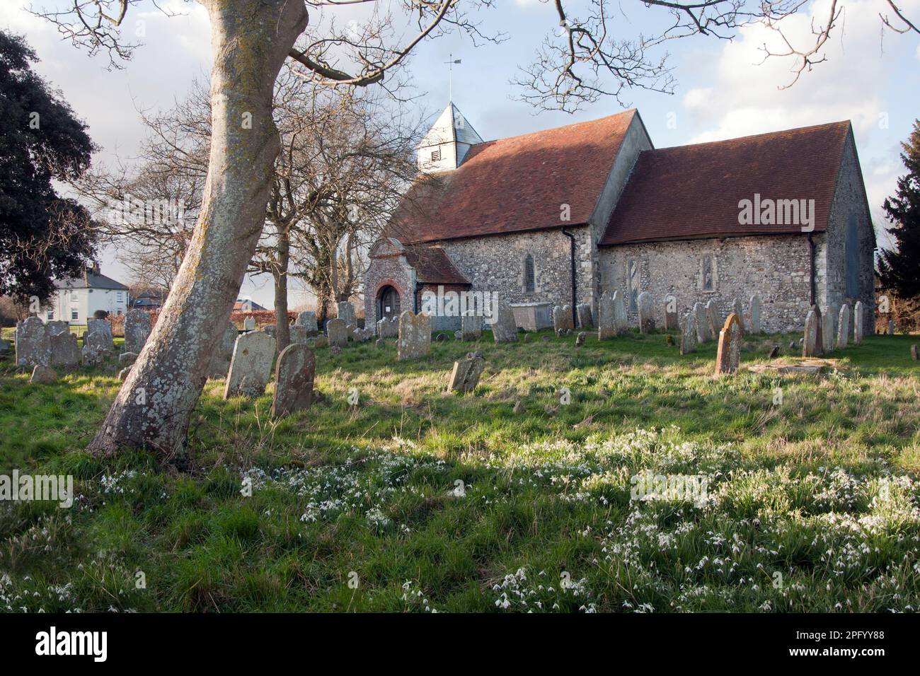 St. Andrew bei der Ford Kirche in Snowdrop, Ford, West Sussex, England Stockfoto