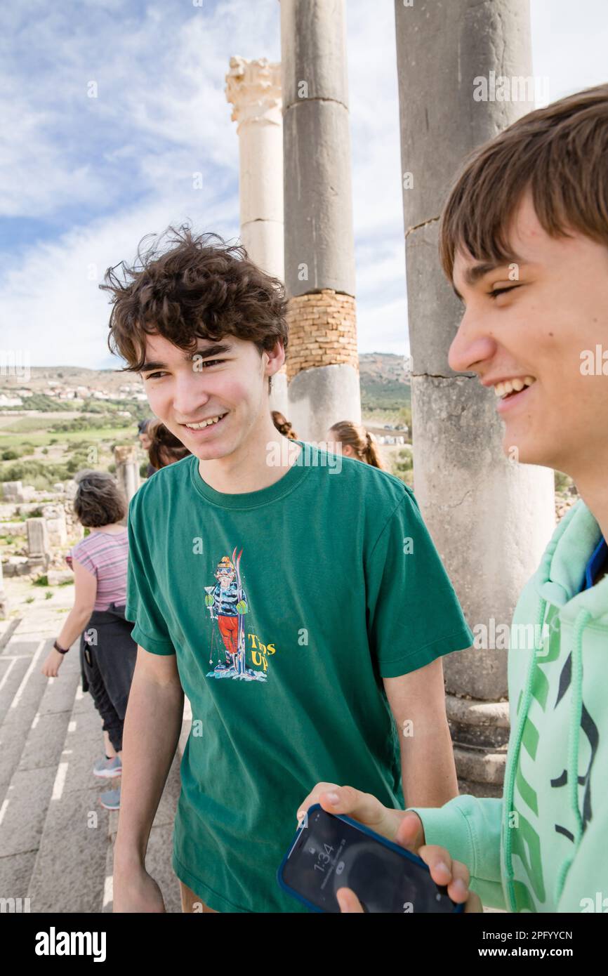 Teenager-Jungs lächeln in der Nähe der alten Säulen von Volubilis. Marokko Stockfoto