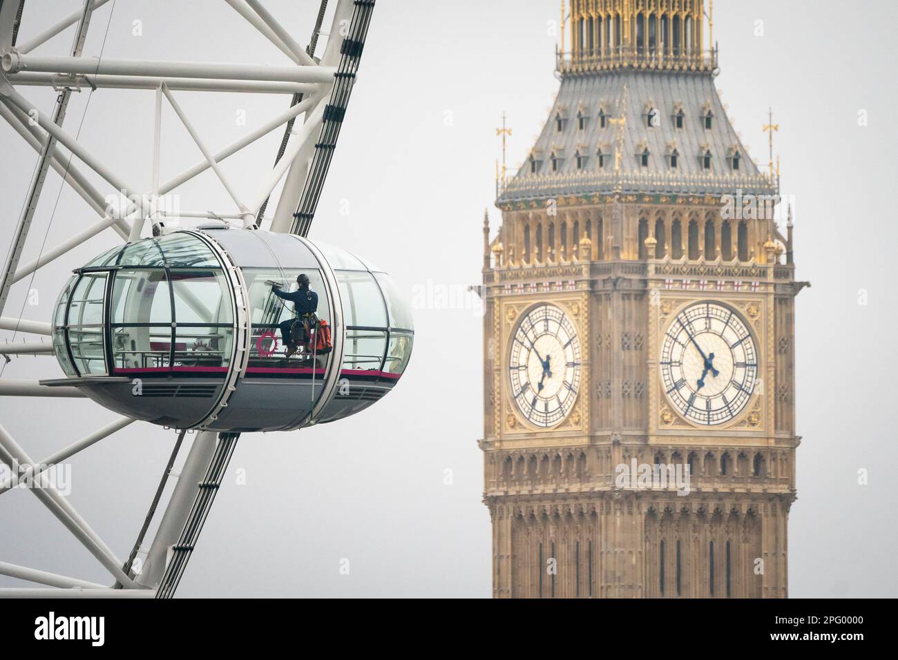 Die Mitarbeiter sorgen dafür, dass die 1.152 Glasscheiben des London Eye lastminute.com in Westminster dieses Jahr für Millionen von Besuchern bereit sind. Foto: Freitag, 17. März 2023. Stockfoto