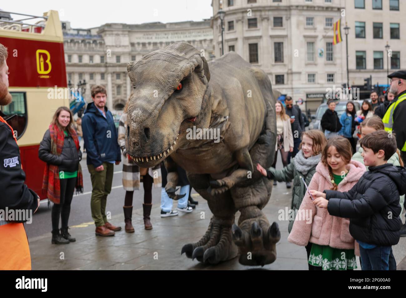 London, Großbritannien. 18. Februar 2023 Dinosaurierinvasion am Trafalgar Square zur Förderung von Jurassic Live ist eine West End-Show im Adelphi Theatre. © Waldemar Sikora Stockfoto