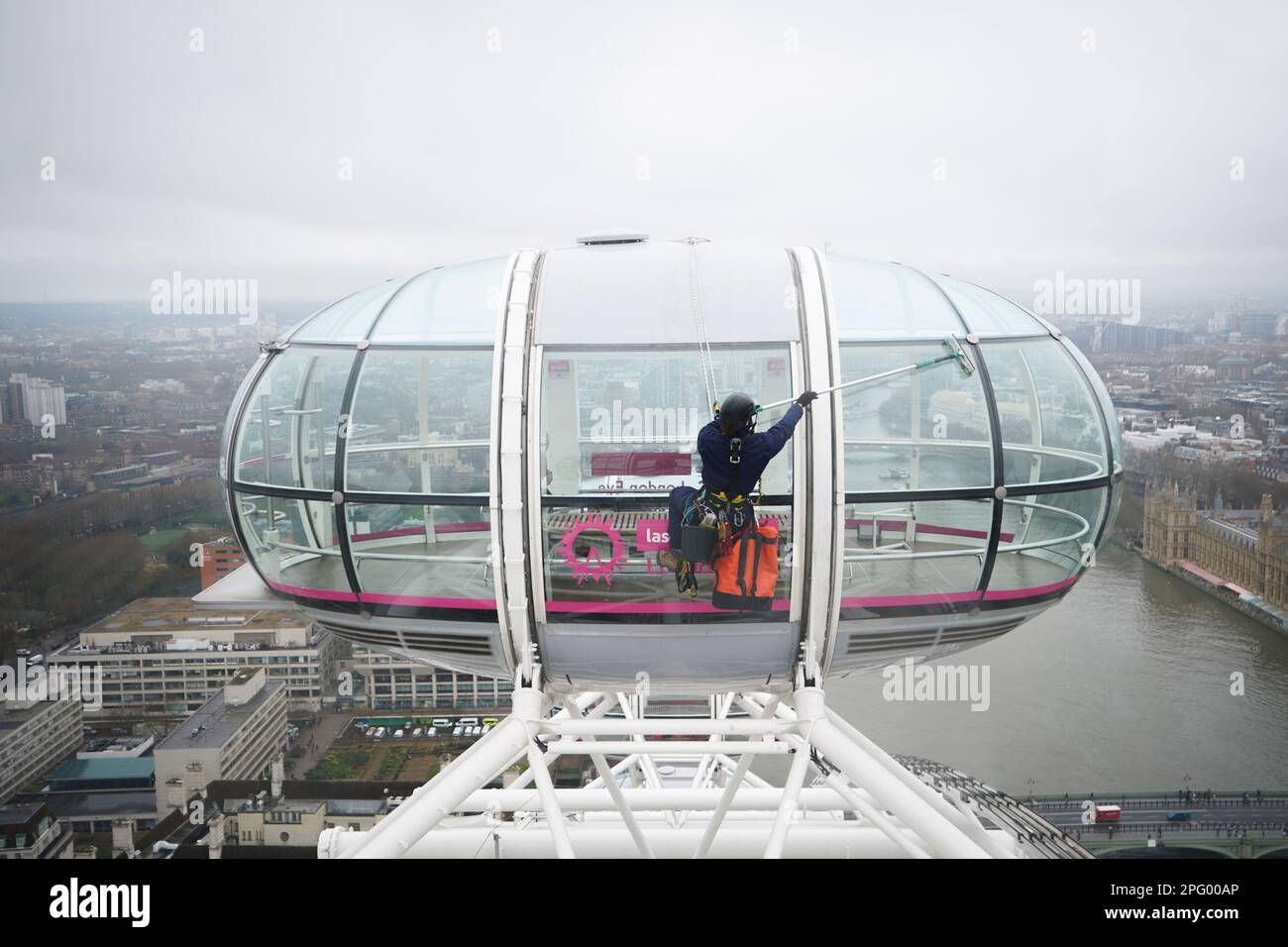 Die Mitarbeiter sorgen dafür, dass das London Eye lastminute.com in Westminster mit 1.152 Glasscheiben dieses Jahr für Millionen von Besuchern bereit ist. Foto: Freitag, 17. März 2023. Stockfoto