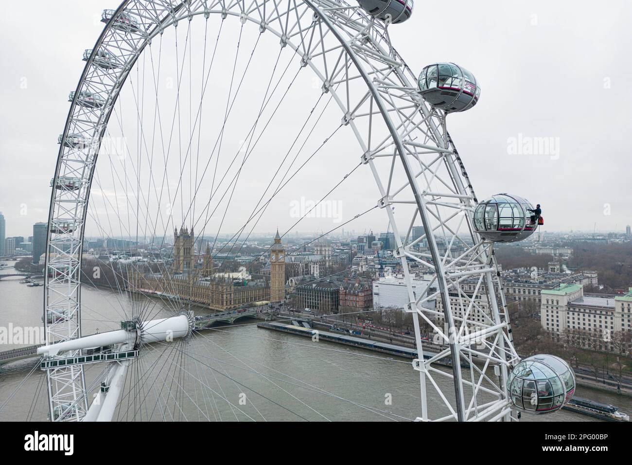 REDAKTIONELLE VERWENDUNG NUR eine Luftaufnahme eines „pring clean“, das im lastminute.com London Eye stattfindet, Vor dem ersten Frühlingstag, um sicherzustellen, dass die 1.152 Glasscheiben auf den Hülsen der Attraktion bereit sind, den 360-Grad-Blick für die 21,6 Millionen Menschen zu zeigen, die voraussichtlich in diesem Jahr London besuchen werden. Ausgabedatum: Sonntag, 19. März 2023. Stockfoto