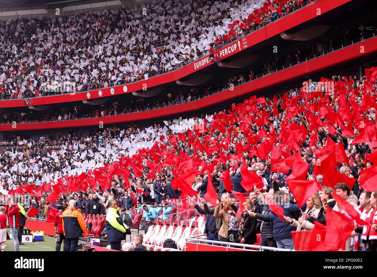 19-03-2023: Sport: Ajax gegen Feyenoord AMSTERDAM, NIEDERLANDE - MÄRZ 19: Fans von Ajax während des Spiels Eredivisie AFC Ajax und Feyenoord Rotterdam bei J Stockfoto