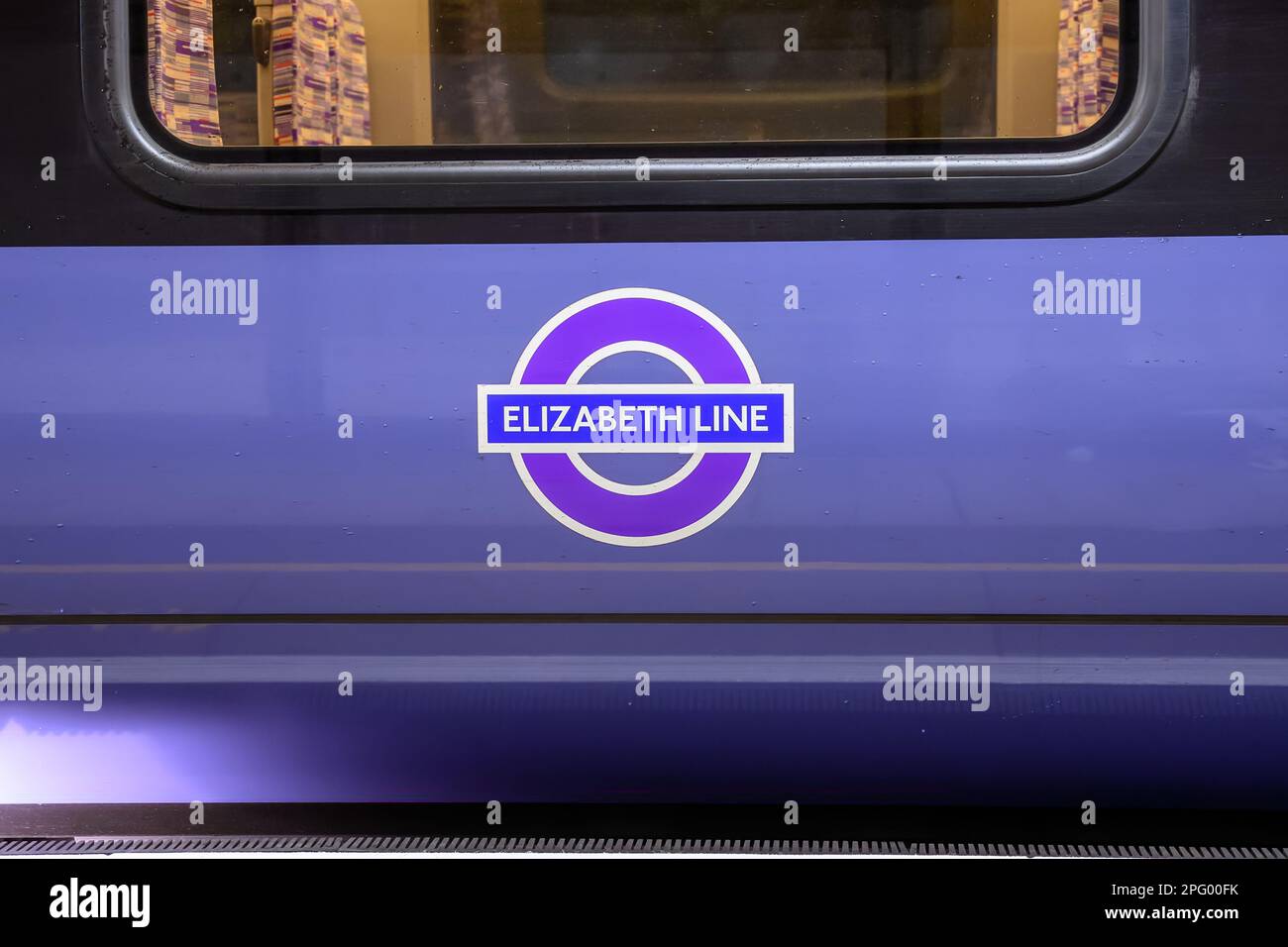 LONDON, Vereinigtes Königreich, 8. MÄRZ 2023: Elizabeth Line Kreisschild an der Seite eines Zuges Stockfoto