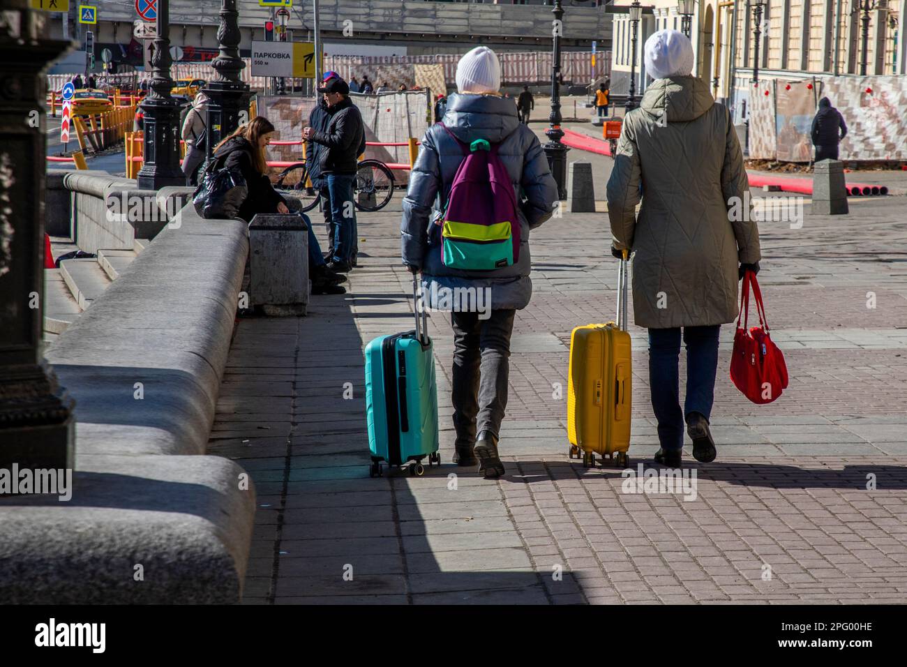 Moskau, Russland. 19. März 2023. Die Menschen gehen auf dem Komsomolskaja-Platz, auch informell bekannt als drei-Stationen-Platz, und beziehen sich dabei auf die drei wichtigsten Bahnhöfe der russischen Hauptstadt - Leningradsky, Jaroslavsky und Kasansky - zwischen den Gebäuden, die ihn umgeben, in Moskau, Russland Stockfoto