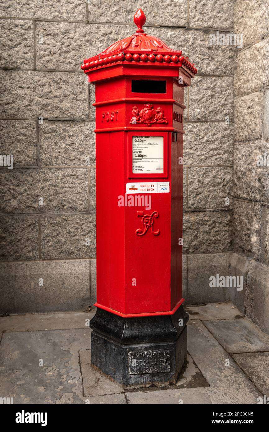 Der berühmte rote Postkasten Royal Mail ist Teil des britischen Erbes und seit fast einhundertachtzig Jahren ein vertrauter Anblick auf den Straßen Großbritanniens. Stockfoto