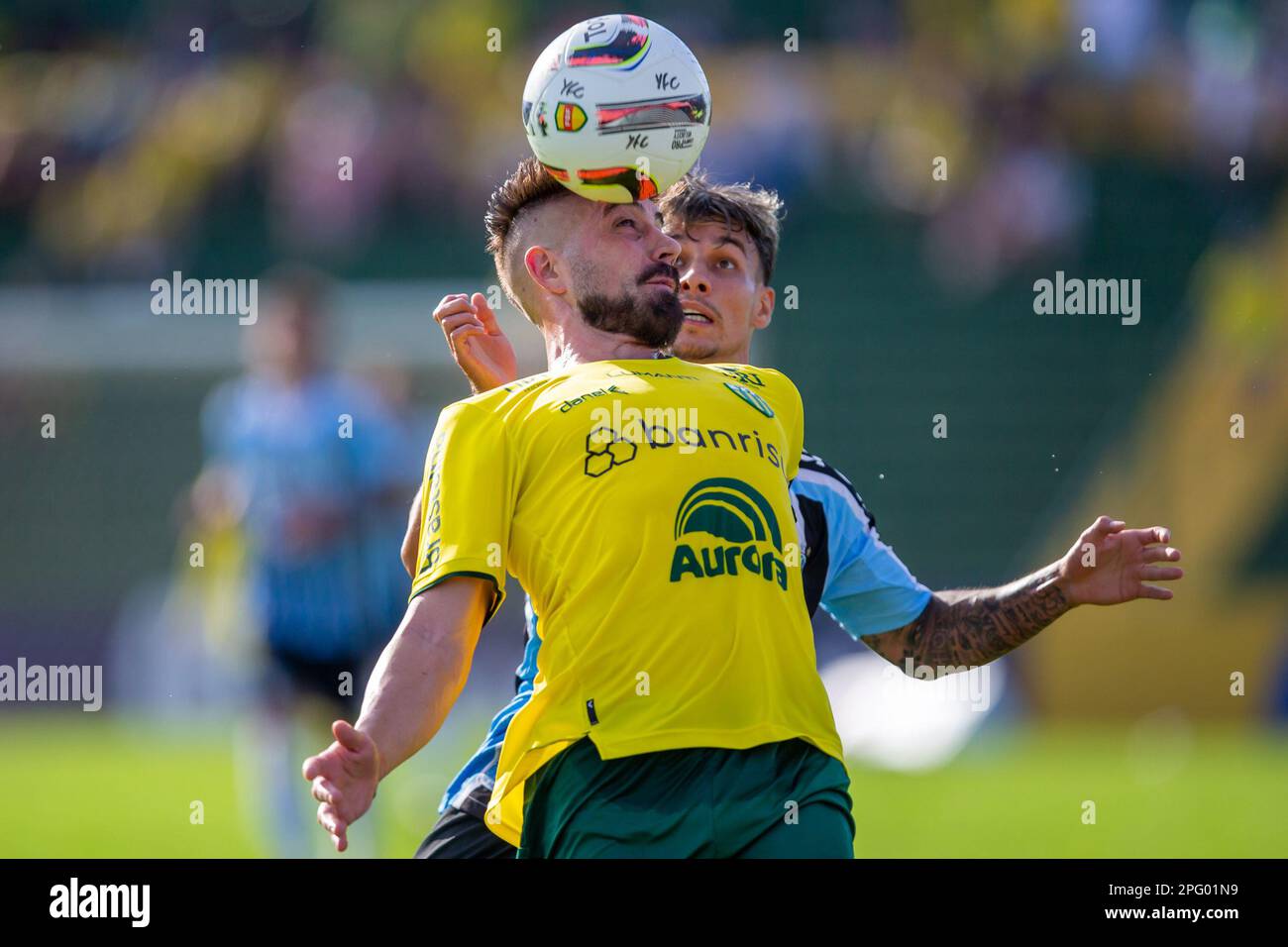 Erechim, Rio Grande Do Sul, Brasilien, 19. März 2023. Robson von Ypiranga kämpft um den Besitz von Ferreirinha von Gremio während des Spiels zwischen Ypiranga und Gremio um die Gaucho-Meisterschaft 2023 im Colosso da Lagoa Stadium am 19. März in Erechim. Foto: Richard Ducker/DiaEsportivo/DiaEsportivo/Alamy Live News Stockfoto