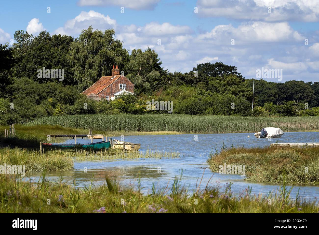 Roter Backstein-Haus durch den Fluß Alde Stockfoto