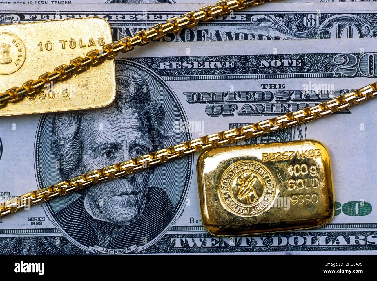 Goldmünze, Tola mit Schmuck und US-Dollar Stockfoto