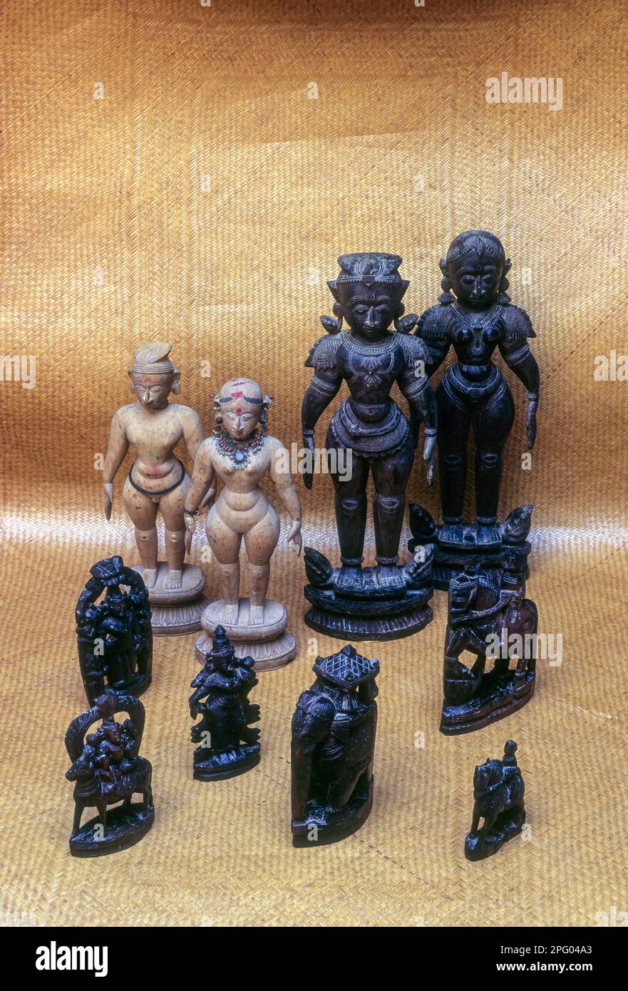 Marapachi-Puppen oder Marapachi bommais sind traditionelle Puppen, die speziell aus rotem Sandelholz oder Seidenwoll- oder rotem Holz gefertigt sind und ausgestellt werden Stockfoto