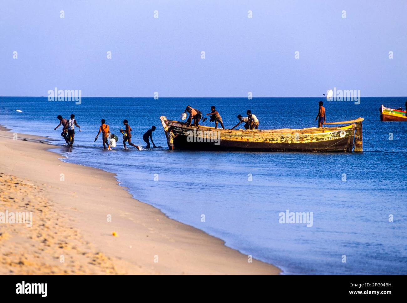 Fischer, die nach dem Fischen in Dhanushkodi Danushkodi, Tamil Nadu, Südindien, Indien, Asien anlanden Stockfoto