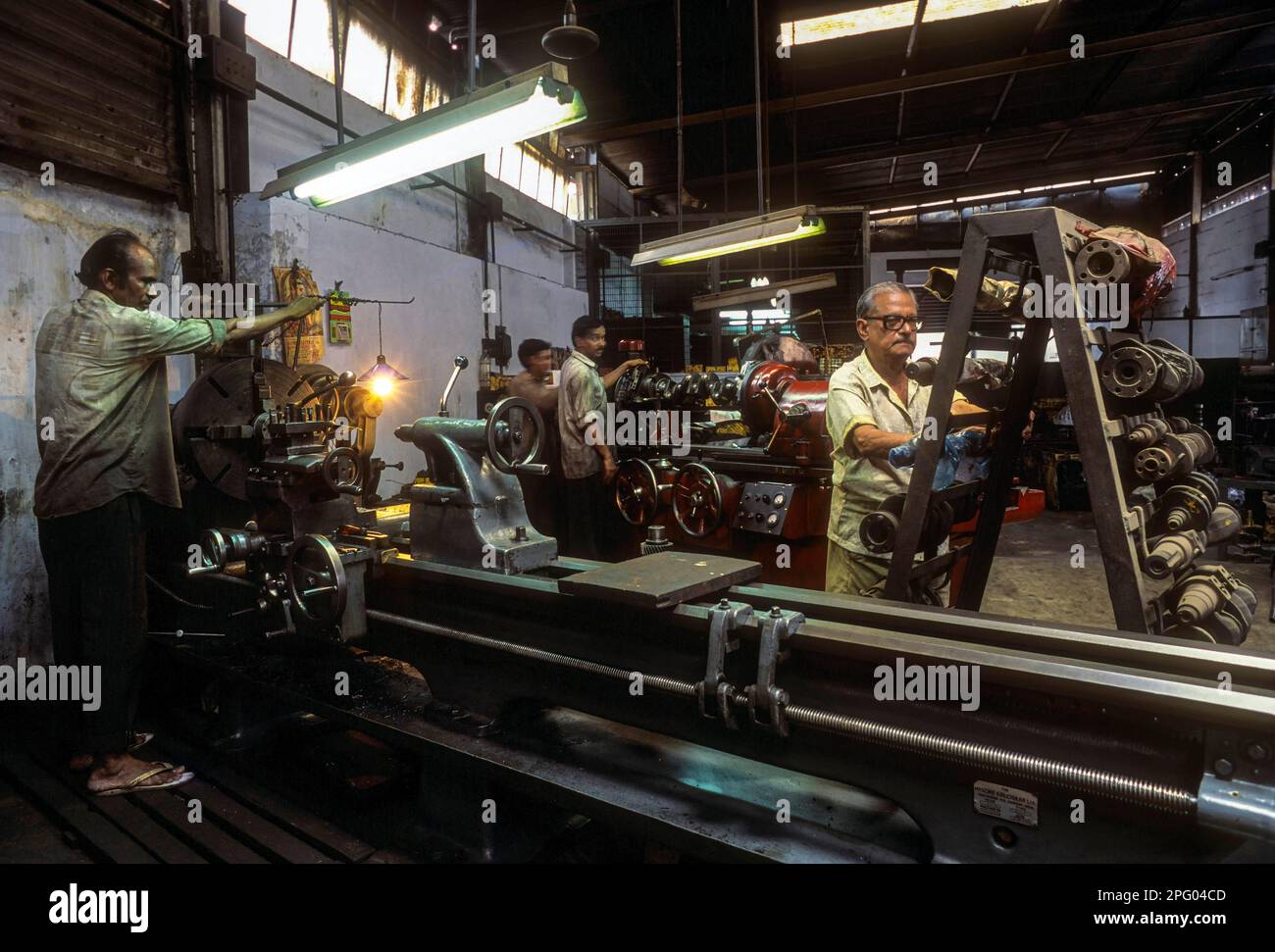 Maschinenmechaniker mit Metalldrehmaschine in Coimbatore, Tamil Nadu, Südindien, Indien, Asien Stockfoto