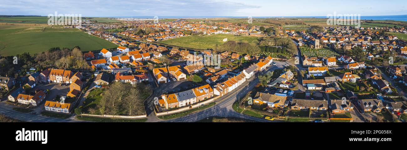 Das Dronenpanorama von Flamborough, einem Dorf in Yorkshire, Großbritannien. Hochwertiges Foto Stockfoto