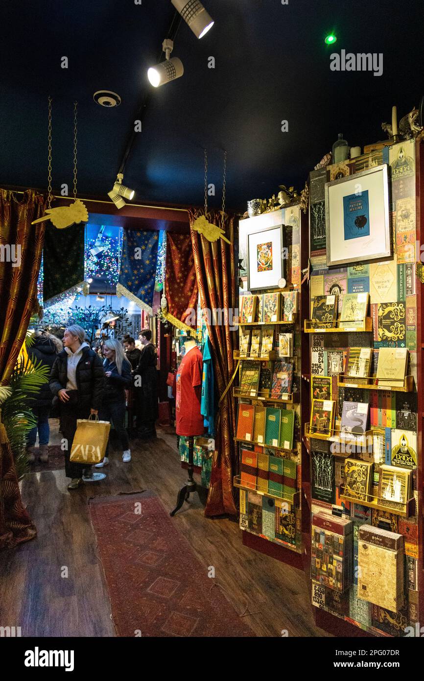 Inneneinrichtung des House of MinaLima, ein Harry-Potter-Shop, Soho, London, Großbritannien Stockfoto