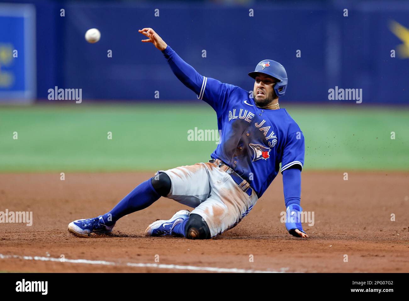 19. März 2023, St. Petersburg, Florida, USA; Toronto Blue Jays Center Fielder George Springer (4) rutscht während eines MLB-Frühjahrstrainings-Aai in den dritten Platz Stockfoto