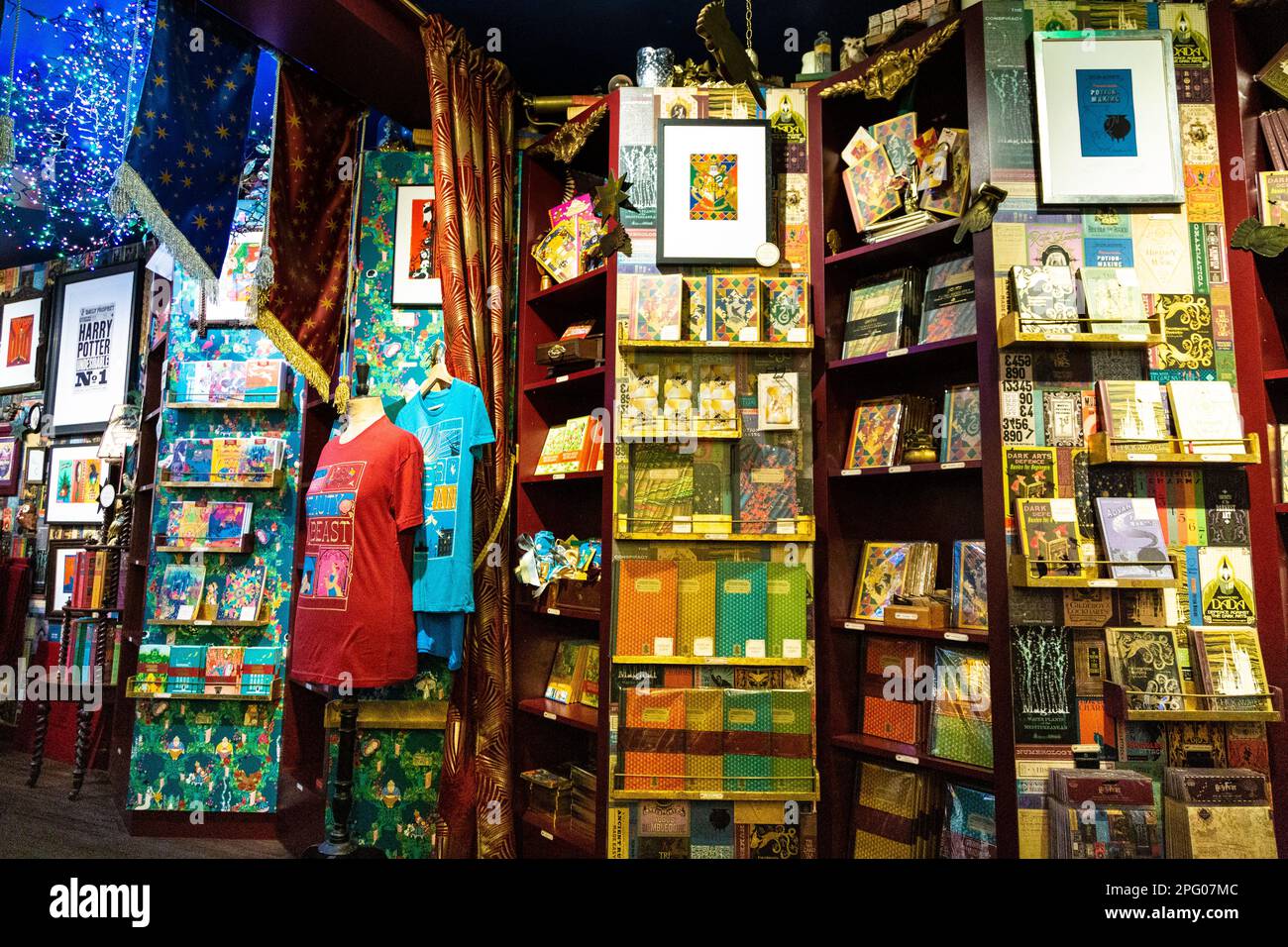 Inneneinrichtung des House of MinaLima, ein Harry-Potter-Shop, Soho, London, Großbritannien Stockfoto