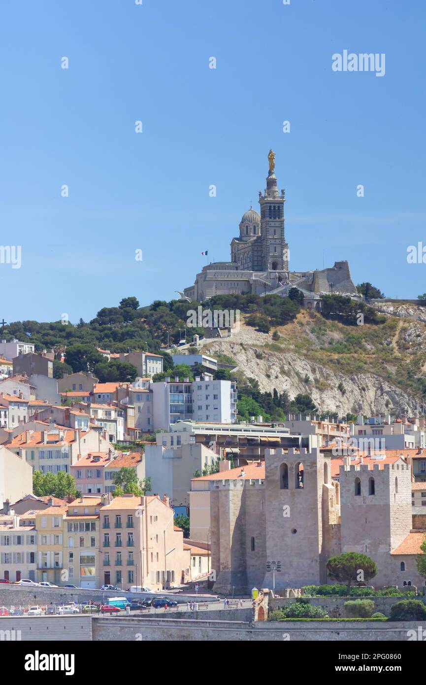 Katholische Basilika Notre-Dame de la Garde auf dem Gipfel von Marseille mit Blick über die Stadt Stockfoto