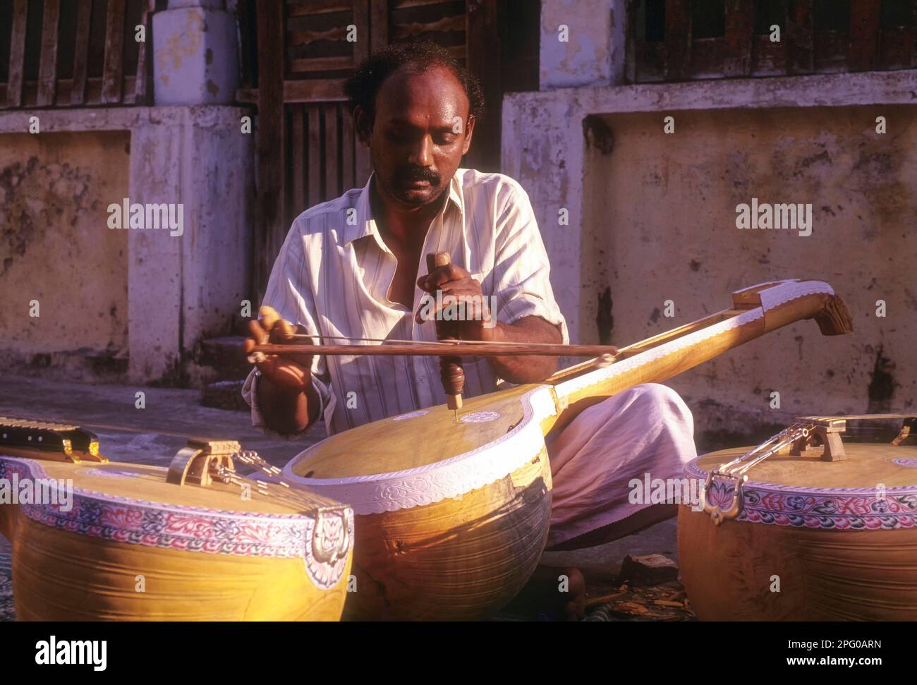 Man arbeitet bei Veena Instrument, Thanjavur, Tamil Nadu, Indien Stockfoto