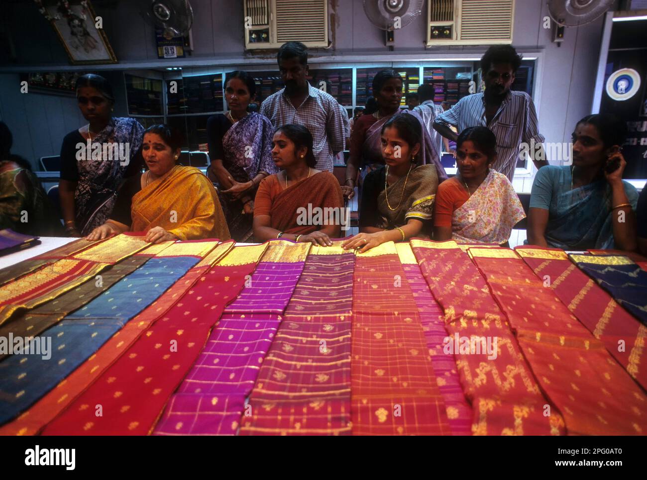 Kanchipuram Silk Sari, Verkauf an Hochzeitspaare, Kanchipuram, Tamil Nadu, Indien Stockfoto