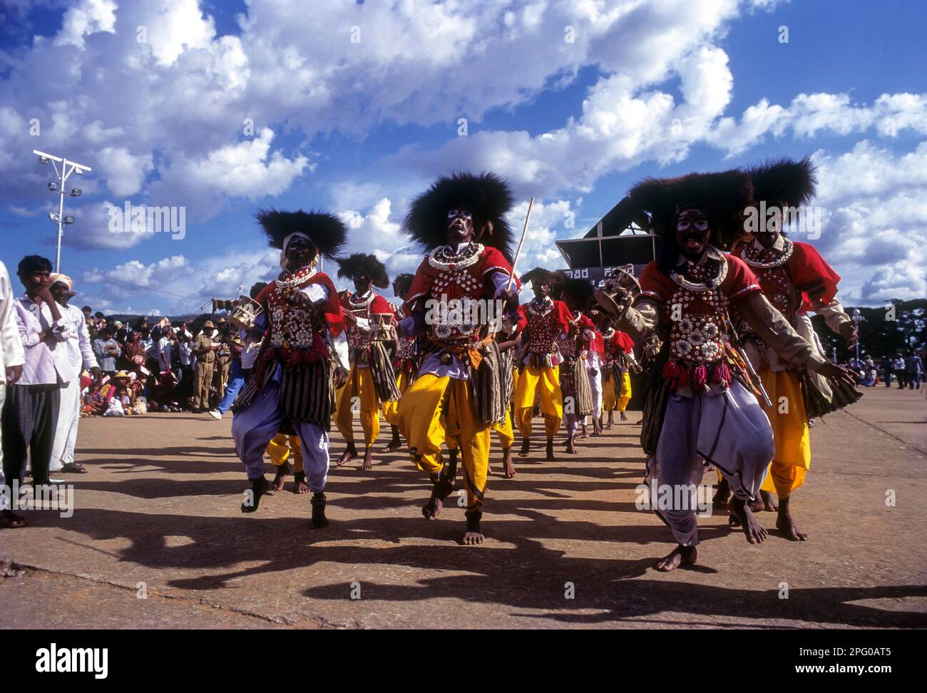 Stammestanz; Dussera; Dusera-Prozession während des Navarathri Festivals in Mysore, Karnataka, Indien Stockfoto